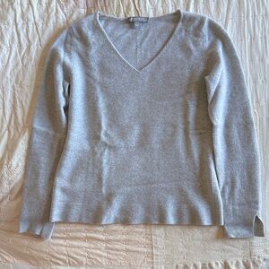 Neiman Marcus Cashmere Collection Gray V-Neck Women's Sweater - size small